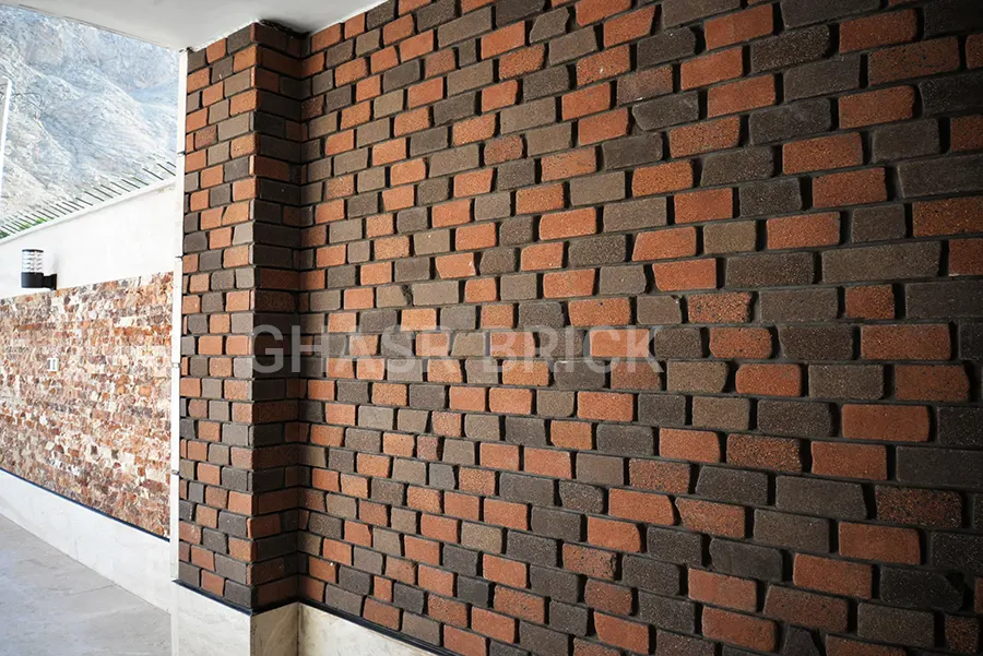 طراحی زیبا دیوار حیاط با آجر نسوز رندوم