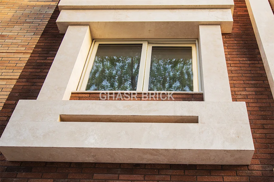 نمای دور پنجره ساختمان با آجر رستیک انگلیسی