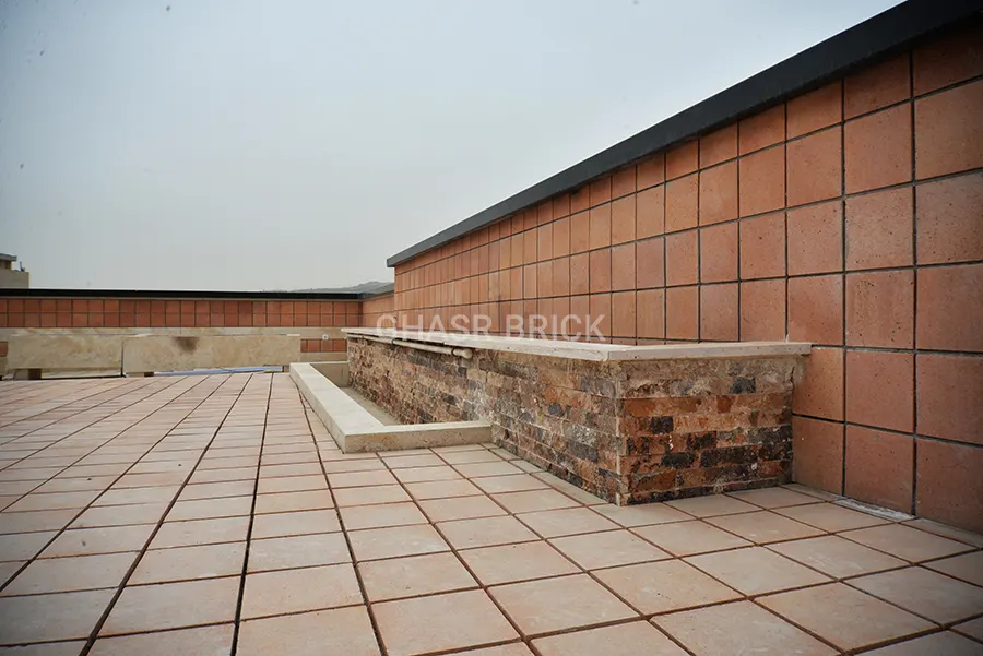 طراحی دیواره های پشت بام با آجر مربعی و صخره ای