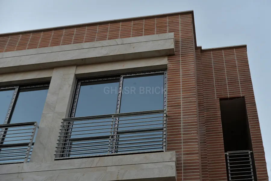 طراحی نمای مدرن ساختمان با سنگ و آجر نما شاموتی