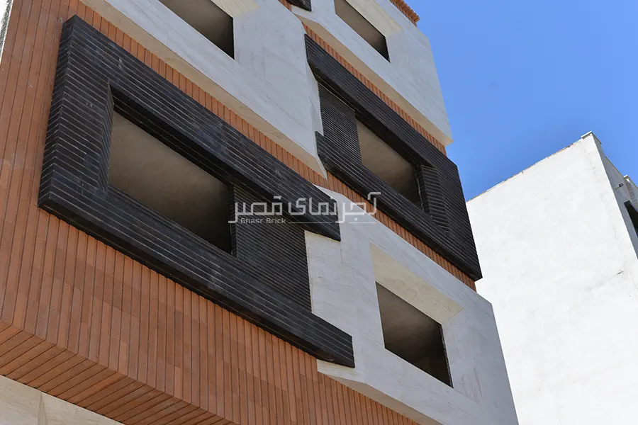 اجرای نمای ساختمان تجاری با استفاده از آجر نما و سنگ