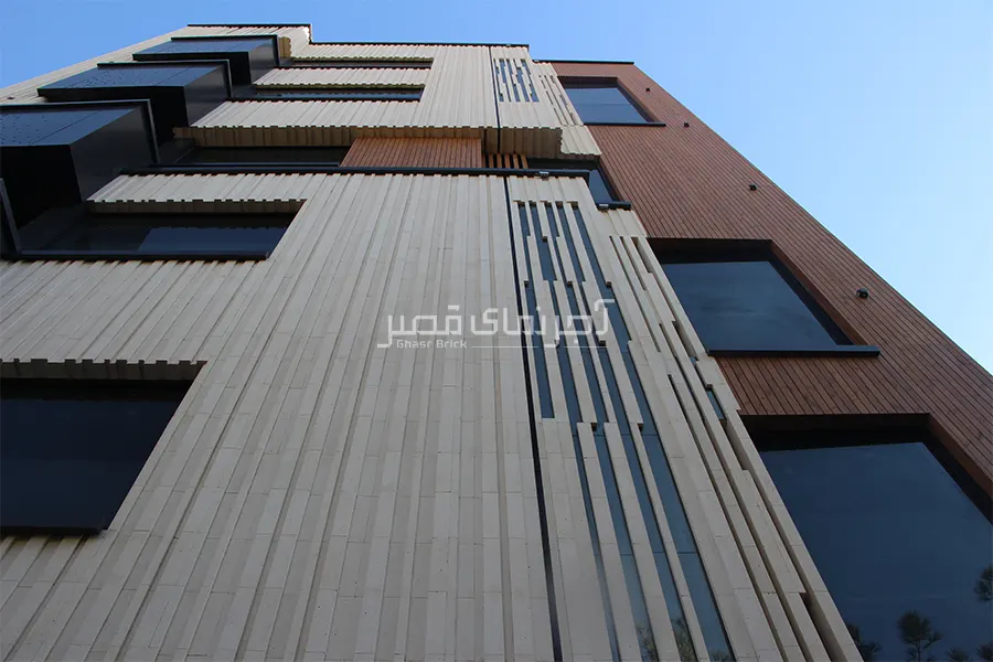 استفاده از آجر نما سفید با طرح ترکیب ابعادی در نما ساختمان