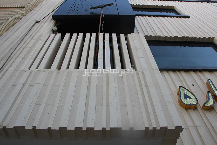 نمای زیبا روبرو ساختمان نما شده با آجر نما سفید ساده