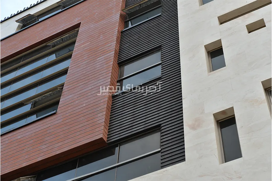 نمای کناری مجتمع تجاری با ترکیب آجر نما قهوه ای و سنگ