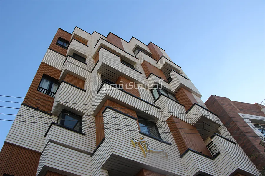 پروژه طراحی نما ساختمان مسکونی با چوب ترموود و آجر نما سفید